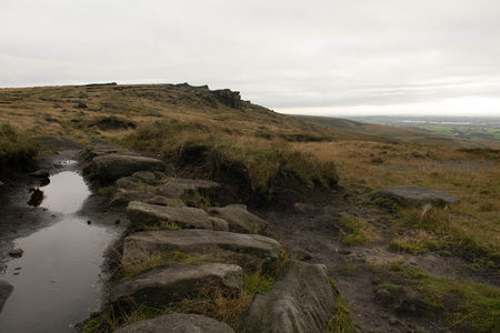 石阶小路穿越荒芜山坡