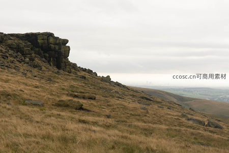 巨岩峭壁俯瞰远方城市