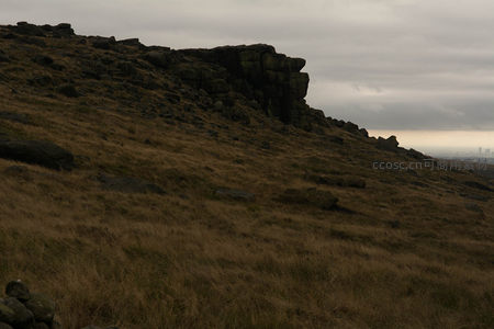 斜坡上嶙峋巨石在灰暗天空下的剪影