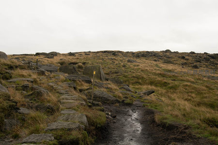 山间泥路曲折延伸，两旁石块林立