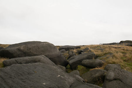灰暗天空下的嶙峋岩石群落