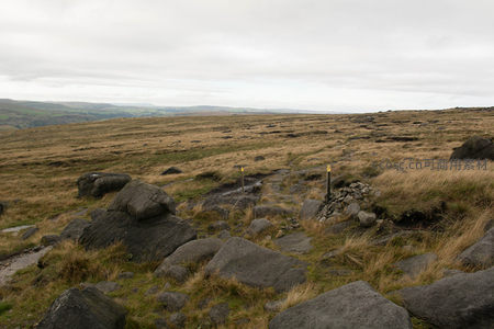 远眺山丘间蜿蜒小径与石堆标记