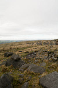 阴云密布下山野中的徒步路径