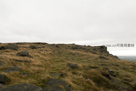 高地边缘俯瞰城市与连绵丘陵