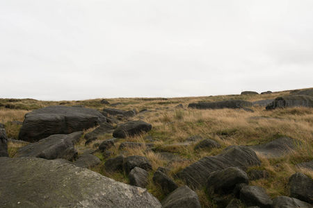 广袤荒原上散落的黑色巨石群