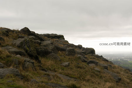 阴云密布下的崎岖山岩
