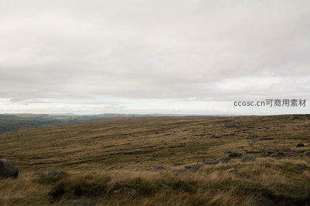 辽阔高原上徒步者的渺小身影