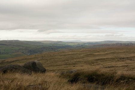 远山风车点缀的广袤草原风光
