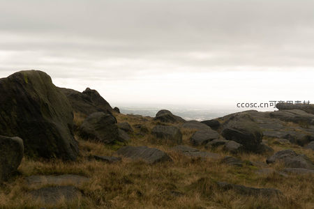山巅巨石与苍茫云海的壮阔景象