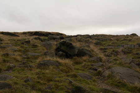 崎岖山地小径穿行于巨石之间