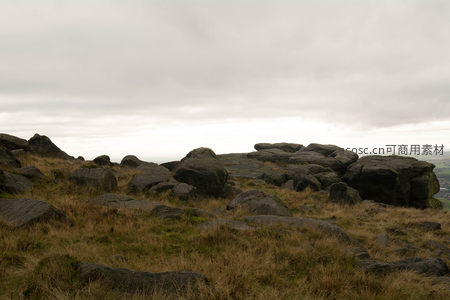 高原岩石群在阴云密布下的静谧