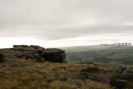 山岩之巅遥望绿野与城镇的交界