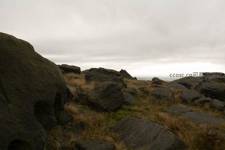 山巅巨岩与远眺的城市轮廓