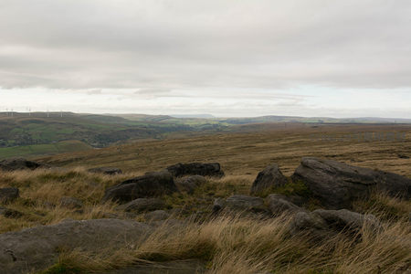 风车点缀的丘陵山谷全景