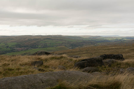 风车点缀的丘陵风光