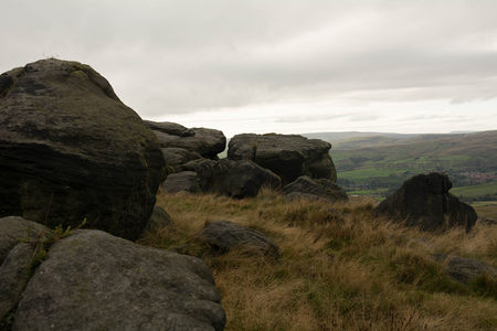 山巅巨岩与旷野远景