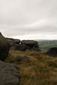 云层下的山地岩石群