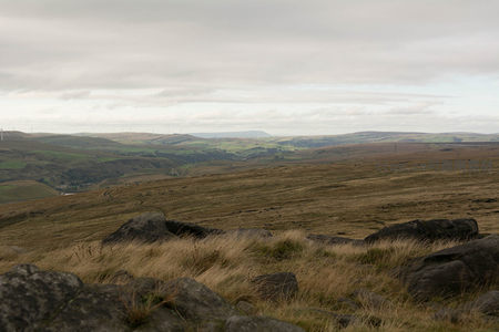 开阔高原上的风车景致