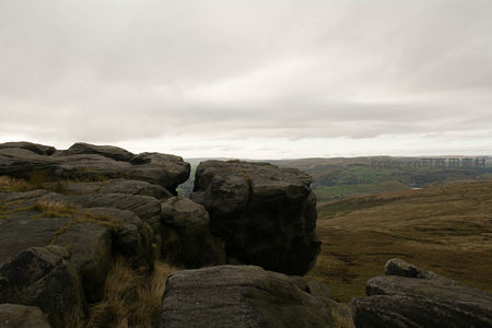 崎岖岩层之上眺望山谷与风电场