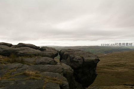 远眺风车阵列的荒凉岩坡景观