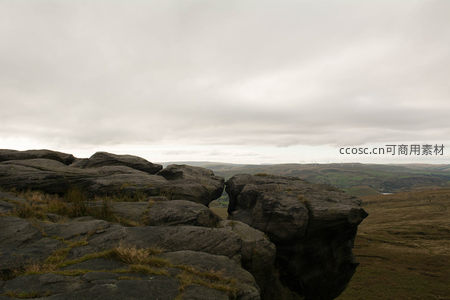 云雾缭绕中的巨石阵与风力农场