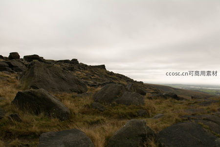 崎岖山地与远处朦胧城市轮廓