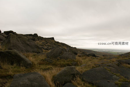 荒野巨石与枯黄草地的苍凉景象