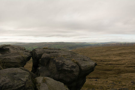 风车点缀下的高原岩石观景台