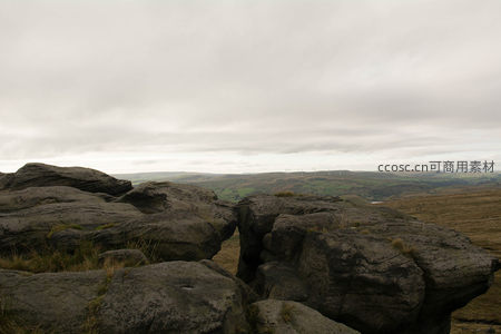 从岩石缝隙眺望远方风力发电机