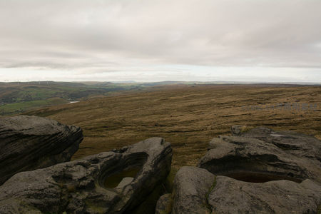 高原巨石凹坑积水映照天空云影