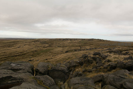荒原巨石与苍茫天际线