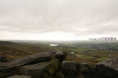 山巅俯瞰山谷田园风光