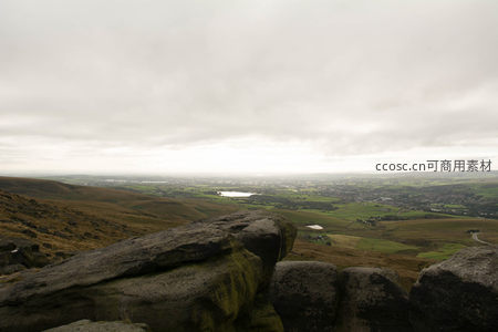 云海之下绿野与城镇相融