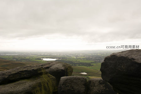 巨岩间隙窥见远方湖光