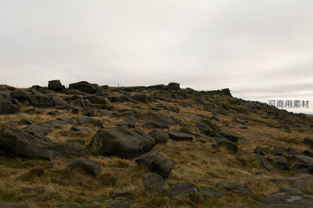 雾霭笼罩下的乱石岗