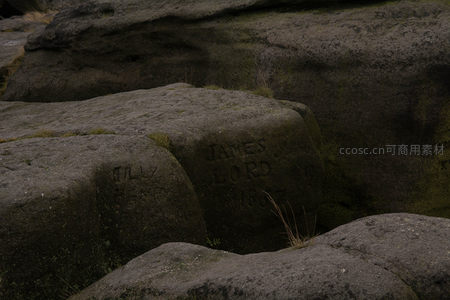 岩石刻字迹，岁月留痕深