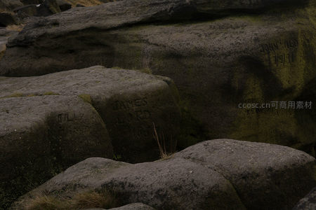 岩面铭文多，旧日印记存