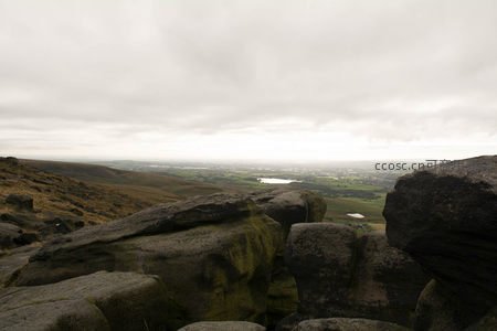 山巅望远方，城乡湖光现