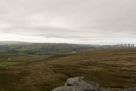 旷野远眺处，风车立山脊