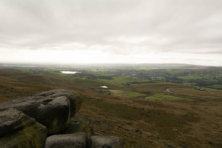 山巅巨石俯瞰田园风光