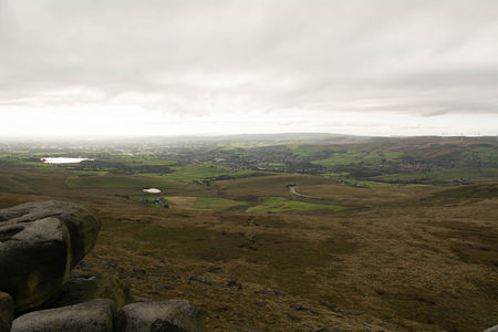丘陵之上遥望风车村落