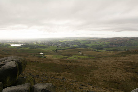 云雾缭绕的山谷全景图