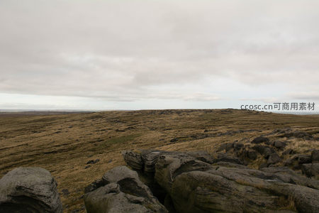 荒原之上嶙峋巨岩群
