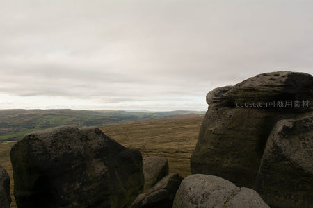 巨石阵前远眺风电场