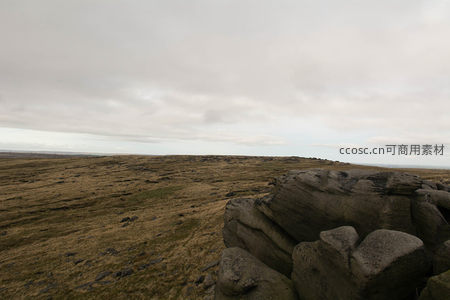 荒原巨石与苍茫天际线