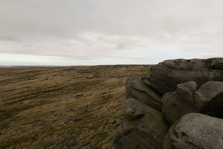 高地岩石俯瞰辽阔原野