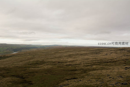 云幕下的起伏荒原地貌