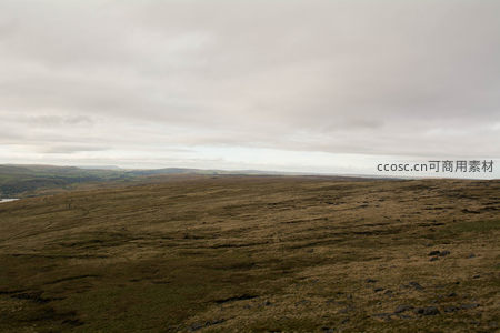 枯黄草原延伸至云海尽头