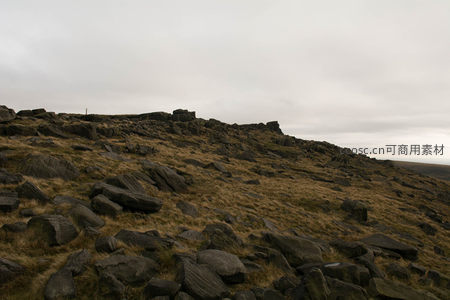 山坡上布满巨石与枯草的荒野