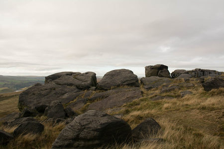 山巅巨石阵与远处朦胧山谷相映